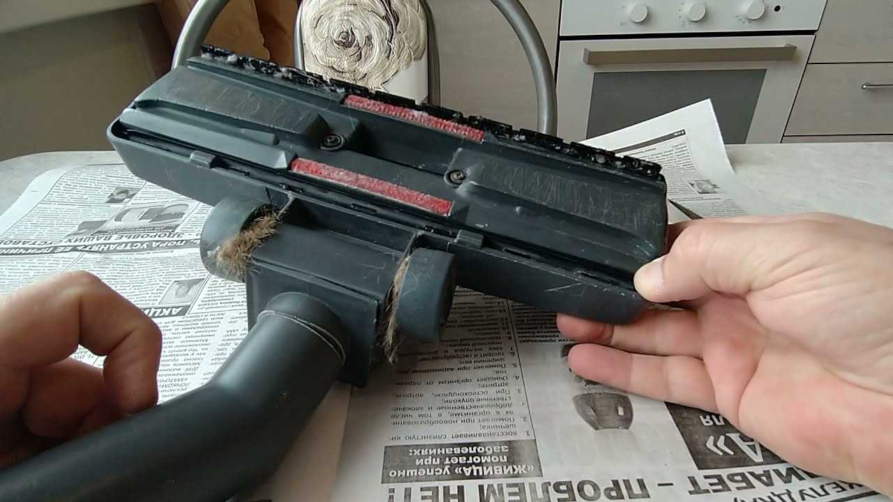 Из этой статьи вы узнаете, как разобрать щетку от пылесоса Самсунг, чтобы почистить ее, как часто необходимо очищать насадку от мусора и волос, как собрать обратно после чистки