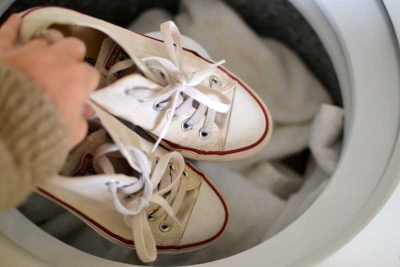 Если вас интересует, можно ли и как правильно стирать кеды кожаные, Vans и др в стиральной машине-автомат на каком режиме, с отжимом или без, при какой температуре, в мешке или без и вручную,  как быстро высушить после стирки, не испортив их, прочтите наш