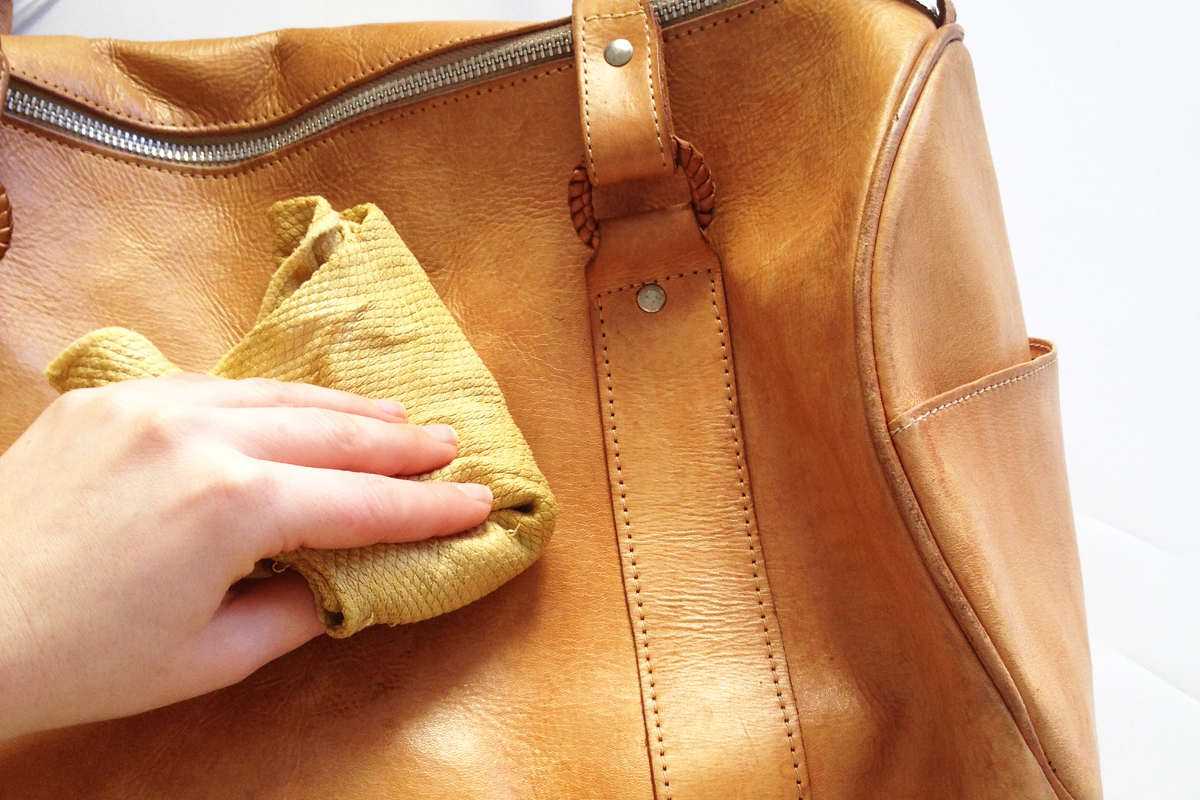 Из этой статьи вы узнаете, можно ли и как постирать кожаную сумку в том числе замшевую и из кожзама в стиральной машине-автомат, как почистить подкладку, чем вывести пятна в домашних условиях, как сушить изделие после чистки