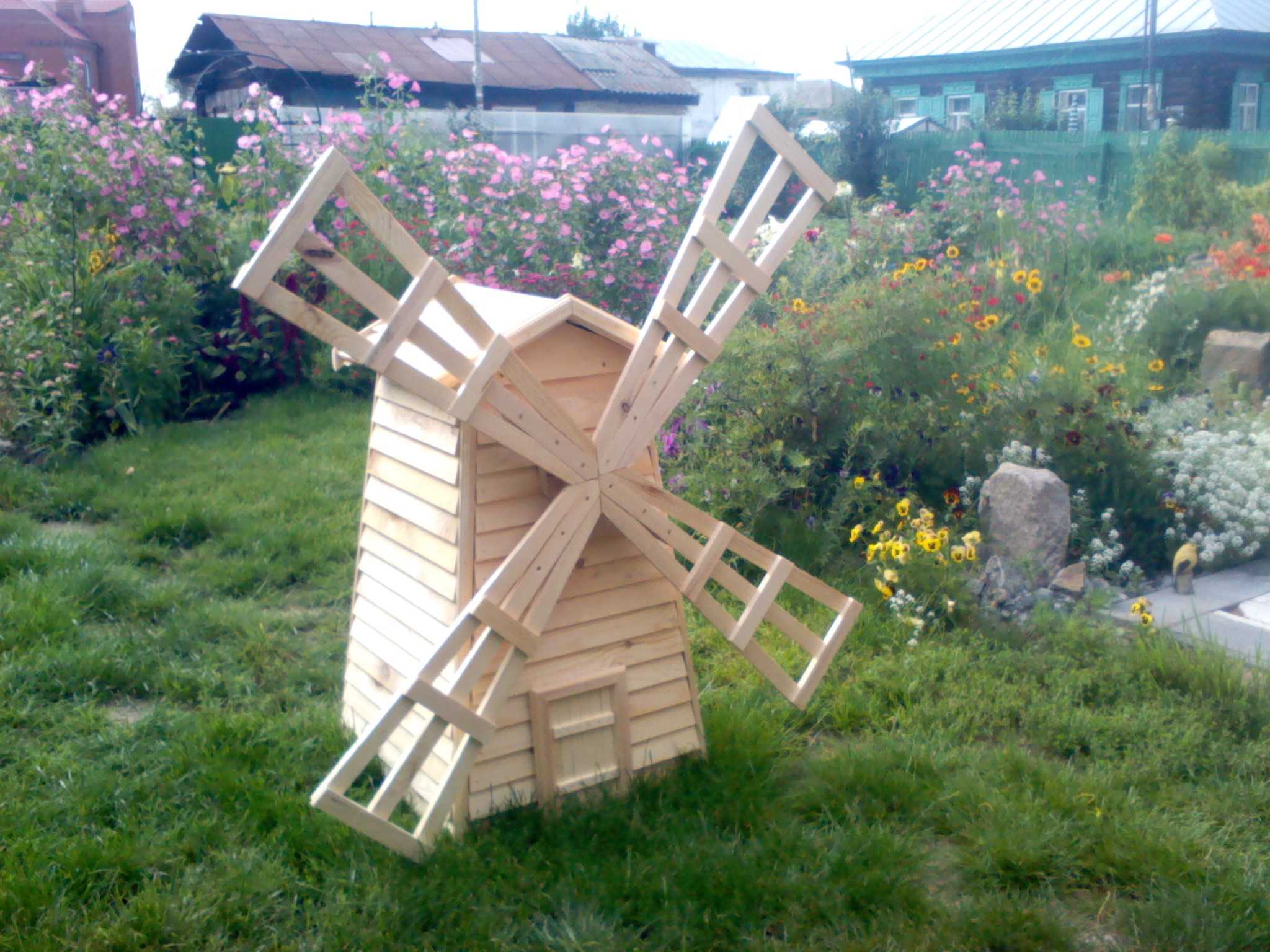 Декоративная мельница для сада своими руками. фото