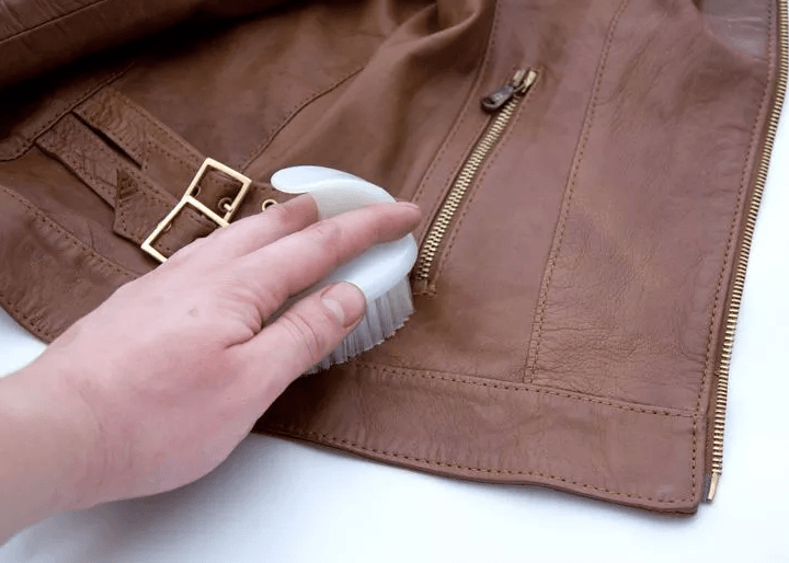 Как почистить кожаную куртку в домашних условиях быстро и эффективно от пыли, жира, краски + отзывы