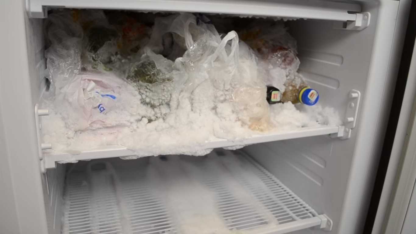 Из этой статьи вы узнаете, как в домашних условиях убрать запах после протухшего мяса из холодильника и морозилки, как вывести неприятный аромат при помощи народных рецептов, чем удалить загрязнения и устранить амбрэ, используя бытовую химию